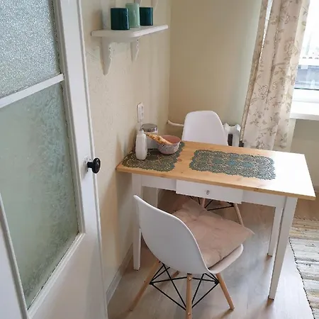 Sunny Apartment With Wall-To-Wall Desk &Tram At Door
