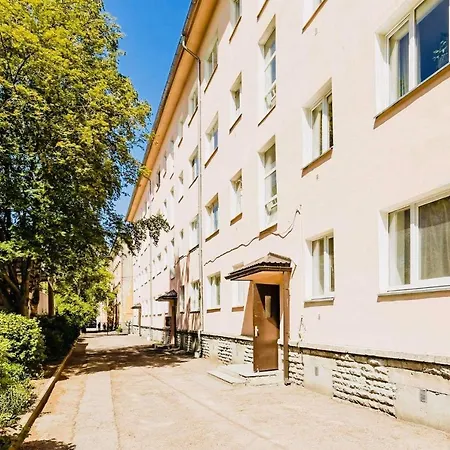 Sunny Apartment With Wall-To-Wall Desk &Tram At Door Διαμέρισμα Ταλίν