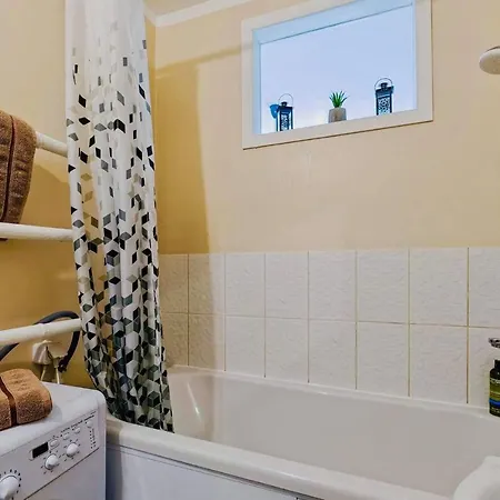 Διαμέρισμα Sunny Apartment With Wall-To-Wall Desk &Tram At Door
