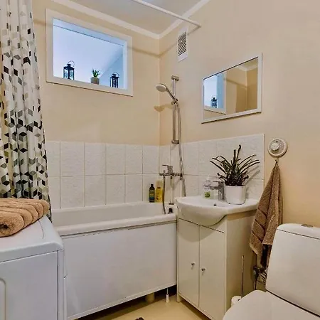Sunny Apartment With Wall-To-Wall Desk &Tram At Door