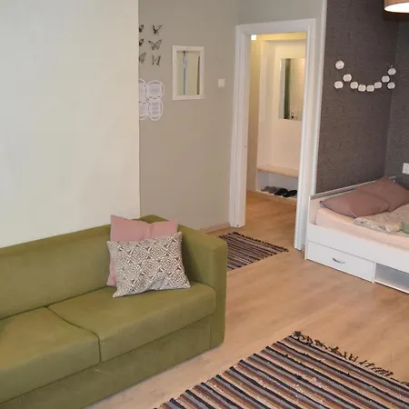 Sunny Apartment, 7 Min With Tram To The Old Town Lägenhet *