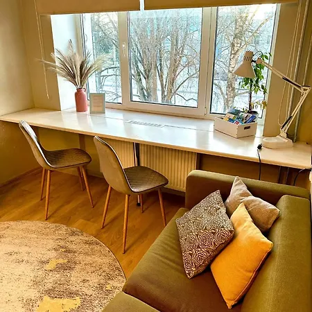 Sunny Apartment With Wall-To-Wall Desk &Tram At Door *
